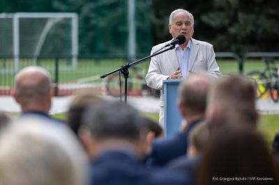 Zdjęcie z oficjalnego otwarcia Centrum Rekreacyjno-Sportowego i Edukacyjnego przy ZSP nr 5